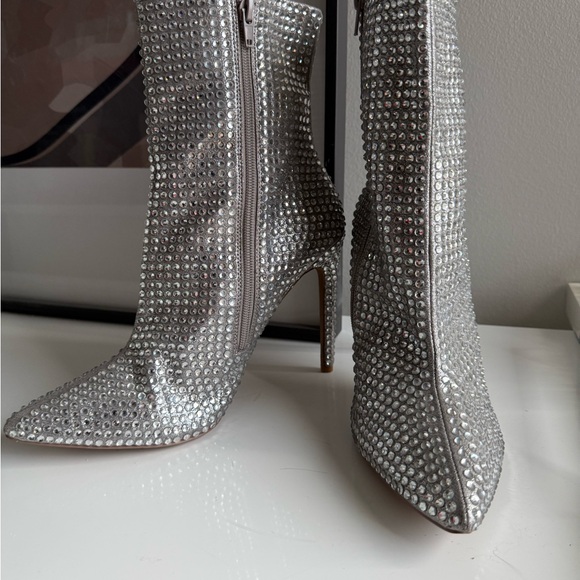 Steve Madden “Winnings” Silver Studded Ankle Boots W 10M - Picture 4 of 8